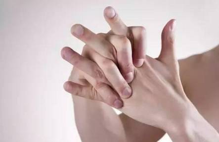 <b>经常把手指扳得「咔咔响」，会得关节炎吗？</b>