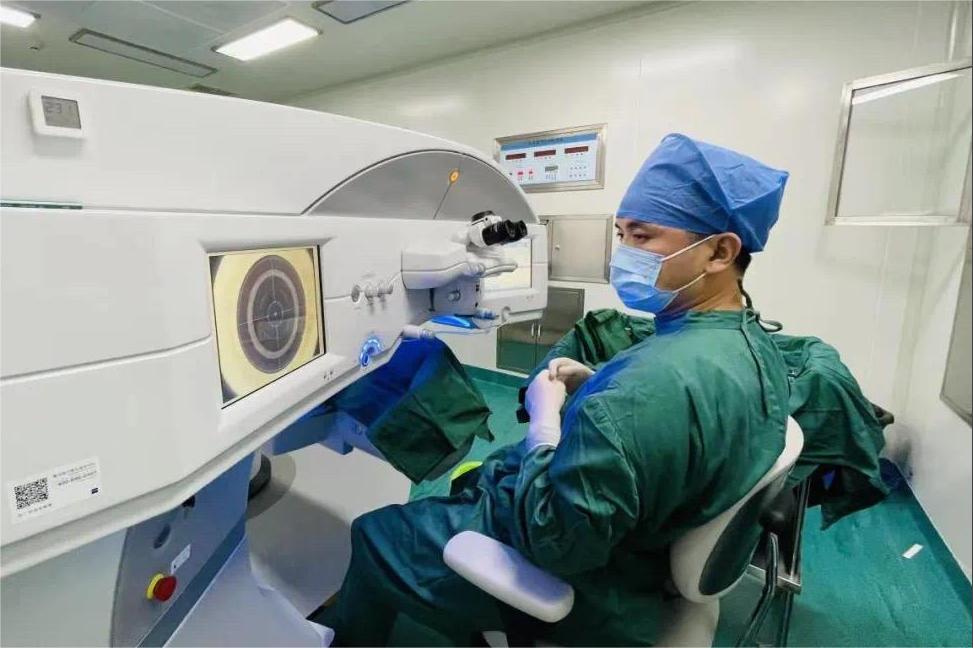 杭州华厦眼科黄旭博士|不忘初心，守护患者清晰“视界”