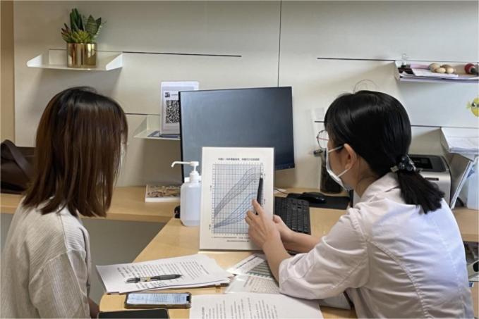 谭传梅丨身着白衣，心有锦缎