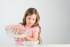 <b>儿童每天喝多少毫升牛奶最合适?</b>