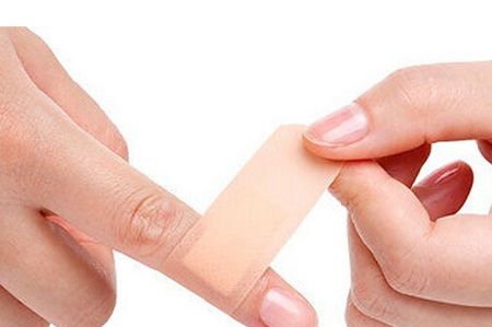 女孩因创可贴使用不当导致截肢 创可贴你真的会用吗?