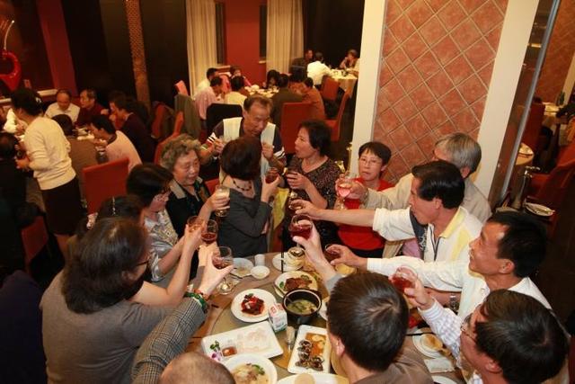 武汉家庭在珠海聚餐，6人确诊却瞒报致4栋楼封闭，啥心态啊