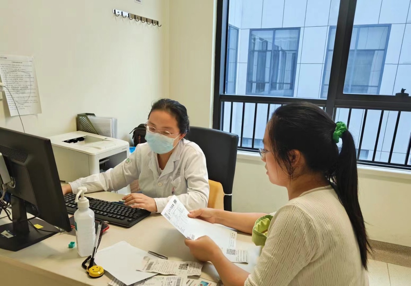 郭琳主任门诊.jpg