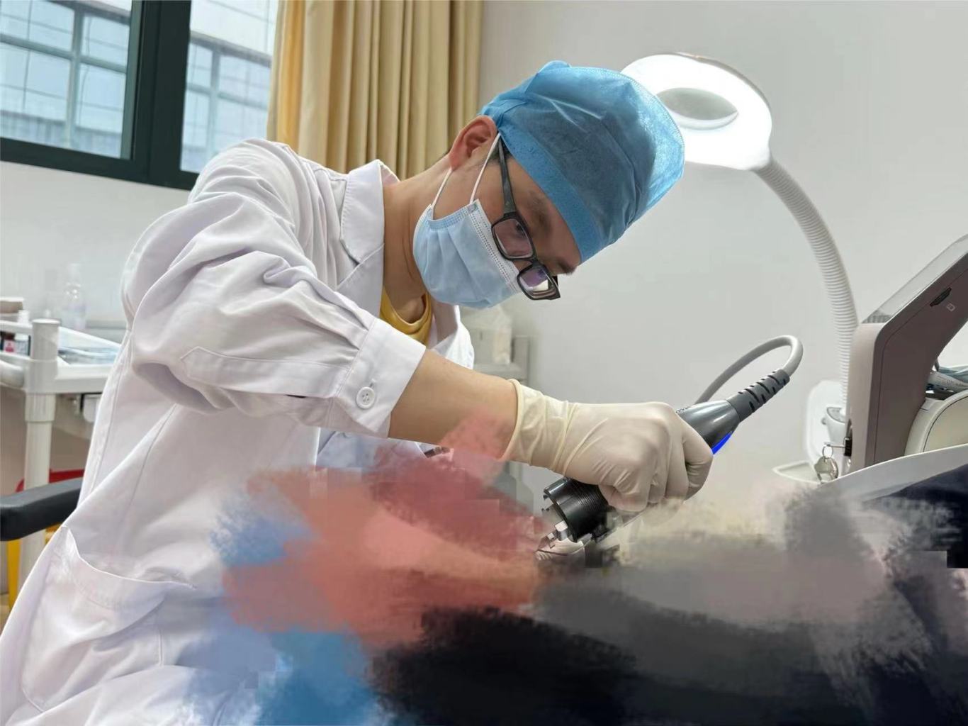 张春韶医生在给患者做黄金微针治疗.jpg