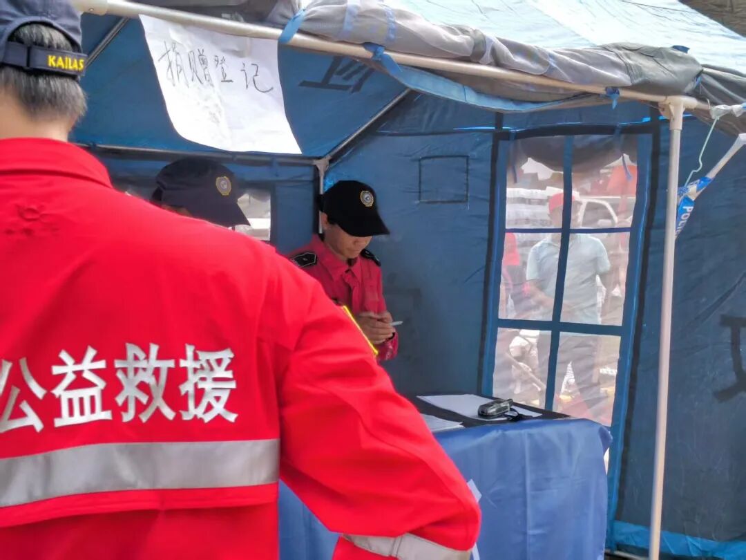 救援队员登记捐赠物资