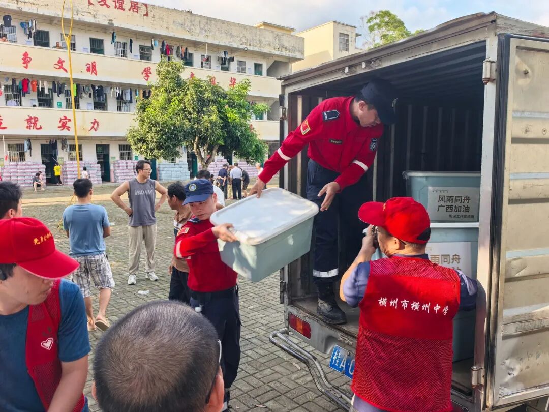 救援队员装卸捐赠物资