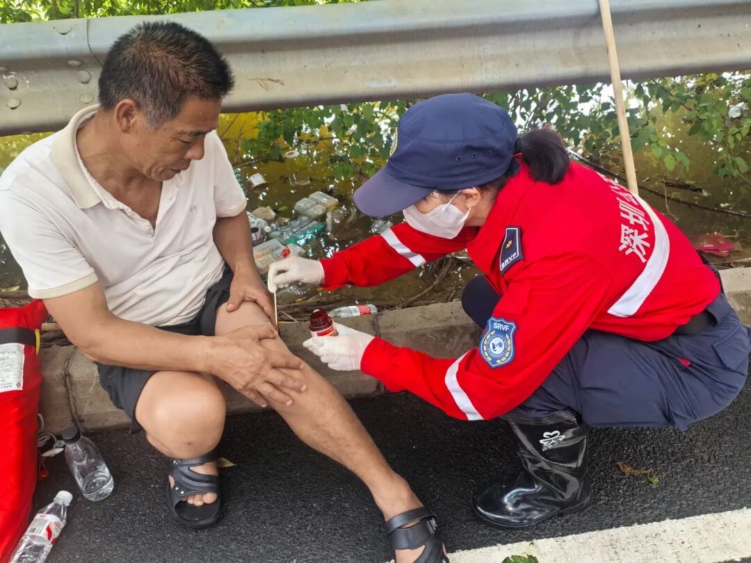 医疗队员处理群众腿部伤口