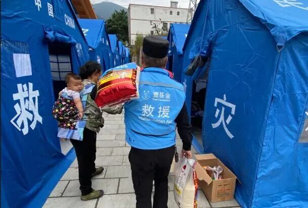 救灾志愿者向安置点运送物资