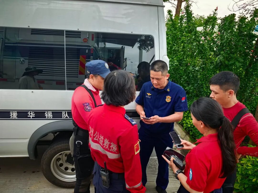 救援队与消防人员现场协调
